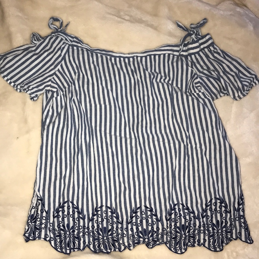 Off the shoulder short sleeve top
